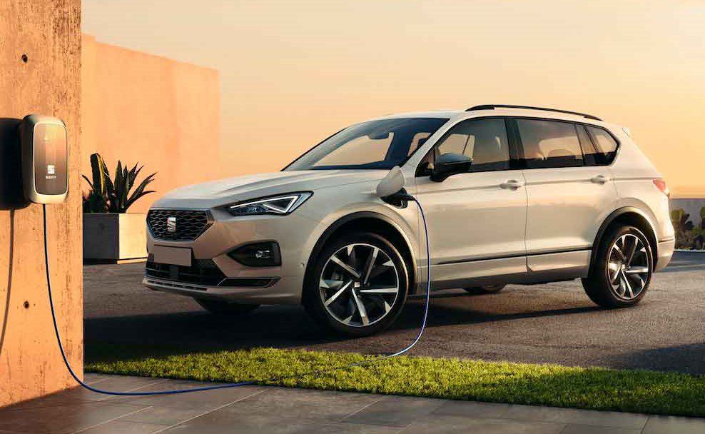 vehículo hibrido blanco con las nuevas pegatinas dgt